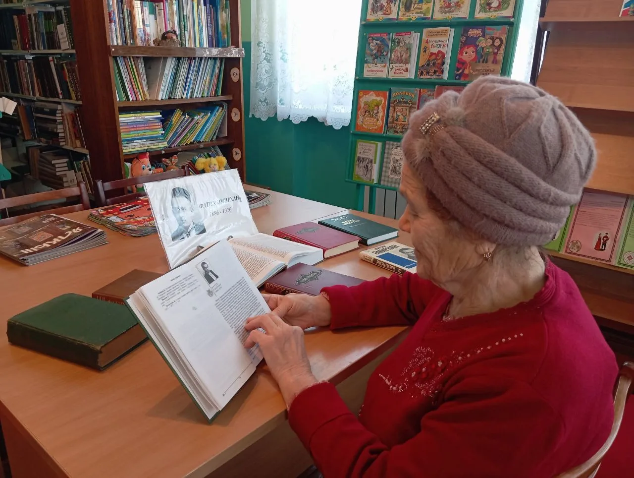 К 140-летию Фатиха Амирхана в Старокаширской сельской библиотеке была организована книжная выставка 