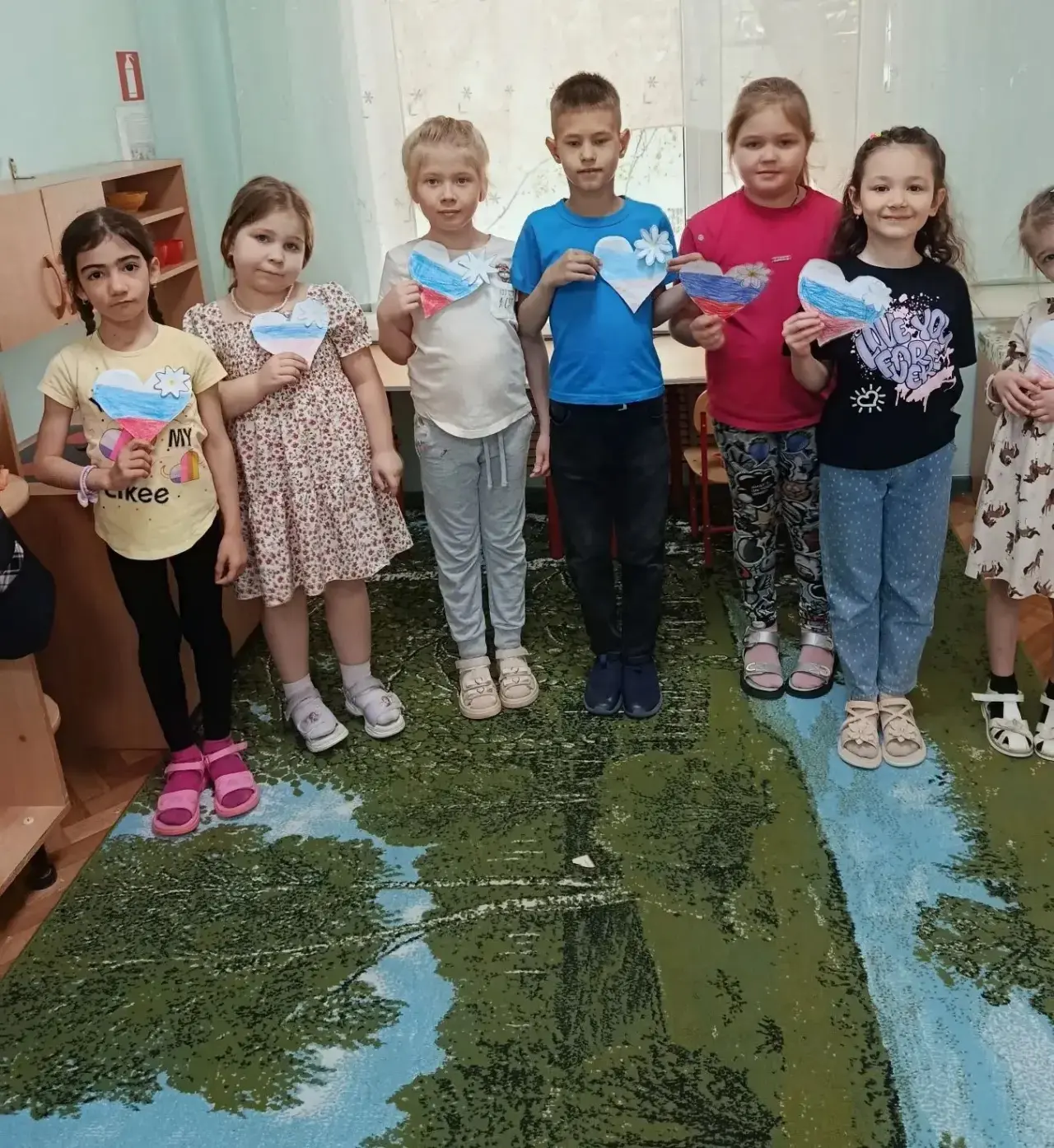 Что сегодня в нашей группе?🇷🇺

Сегодня с ребятами мы провели очень теплый и патриотичный день! В р