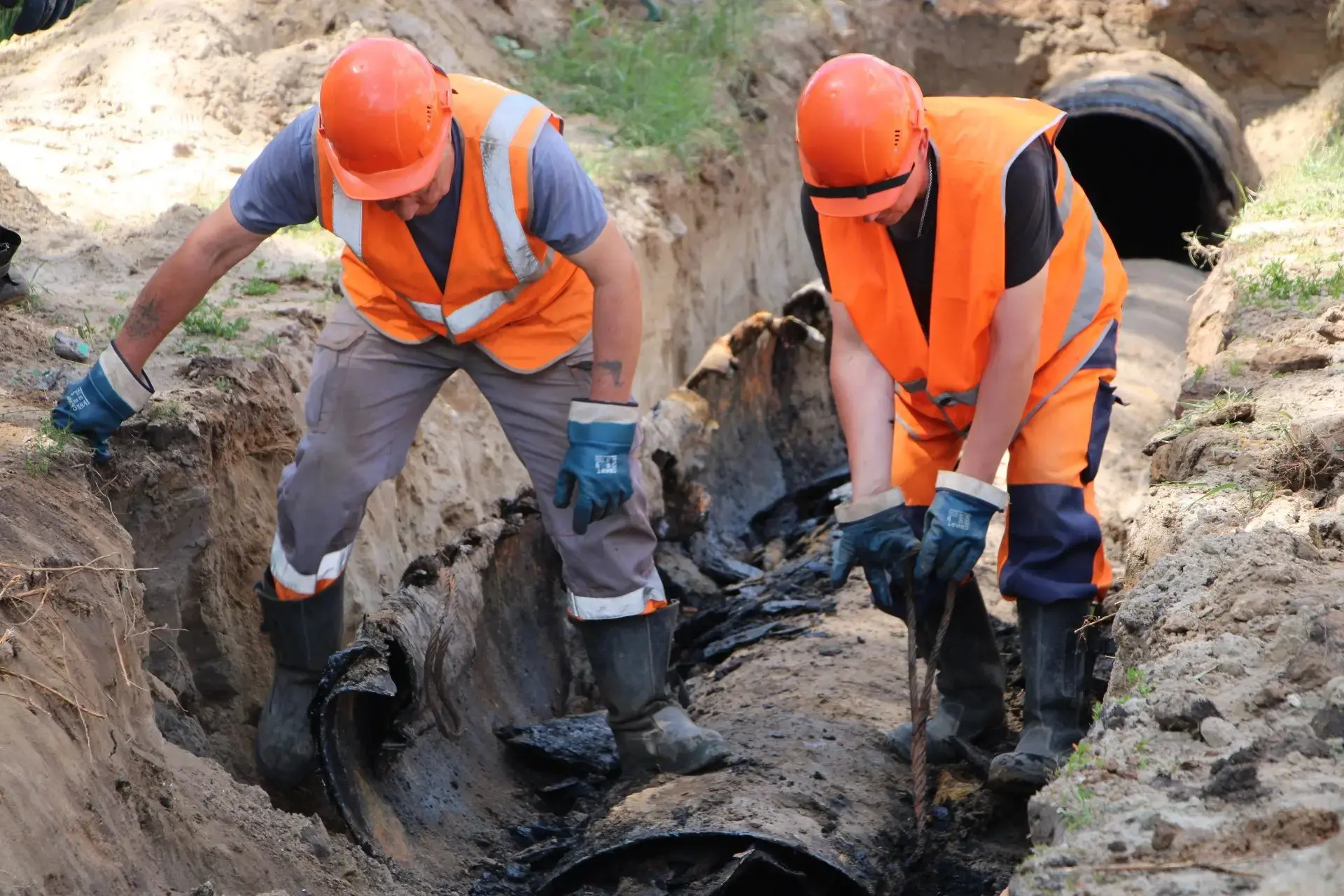 🛠 Превратилась в труху за более чем 40 лет службы: специалисты Водоканала меняют аварийный участок 