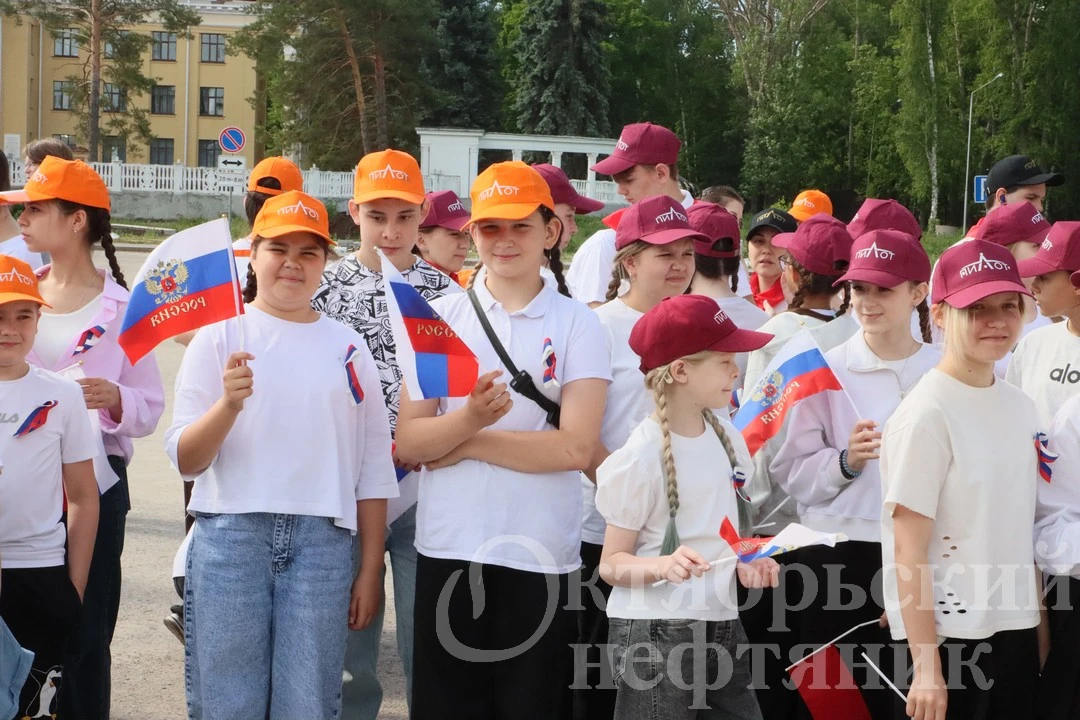 🇷🇺 В Октябрьском торжественно подняли флаг в честь Дня России

Торжественная церемония поднятия го