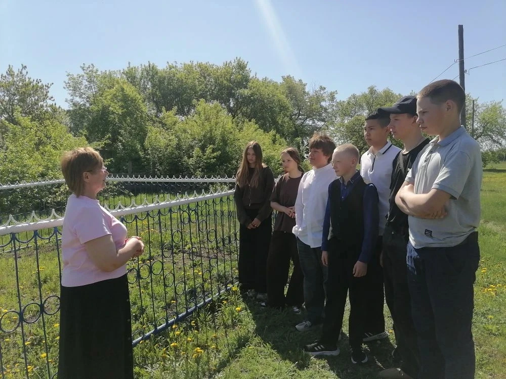 Сегодня прошли уроки краеведения в 6 - 7 классах "Памятные места в селе Лариха".
С ребятами была про