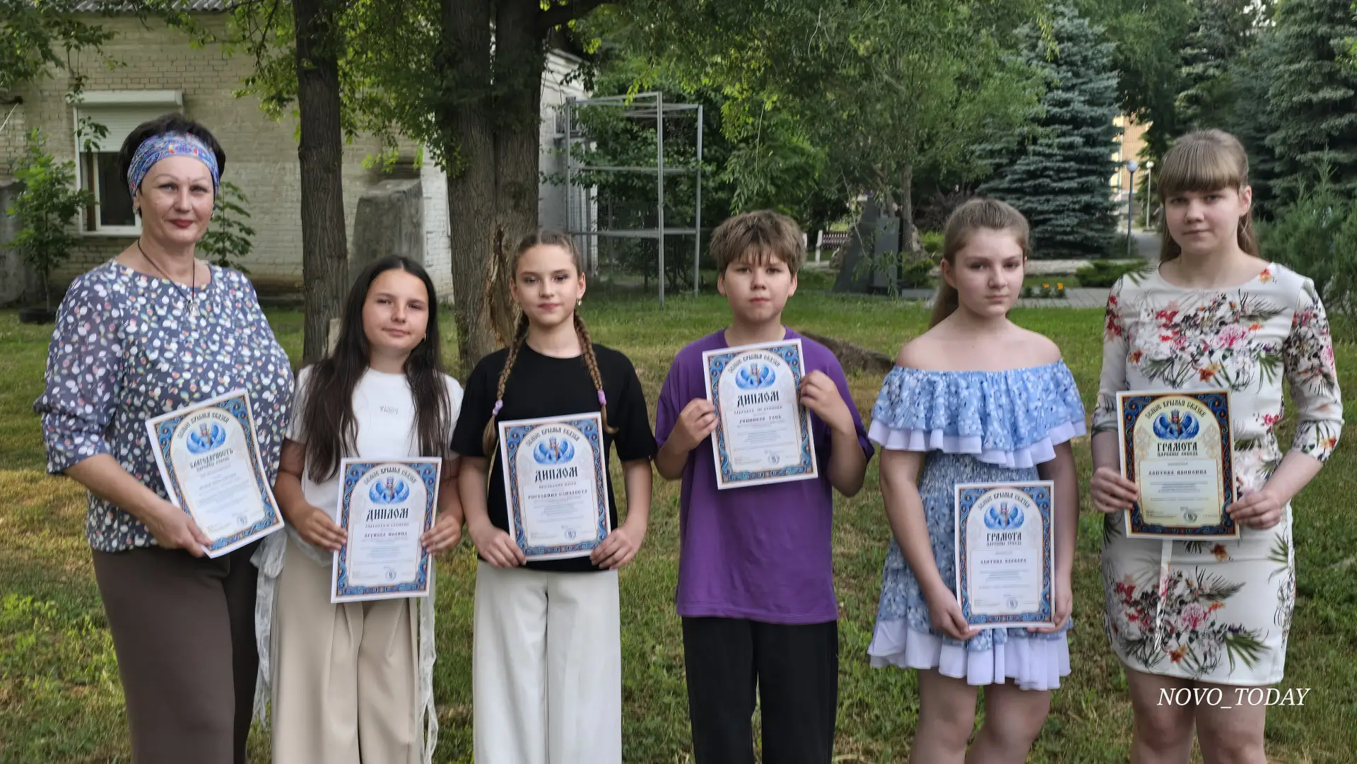 В городском парке на летней танцевальной площадке проходит праздничный концерт, посвящённый Дню Росс