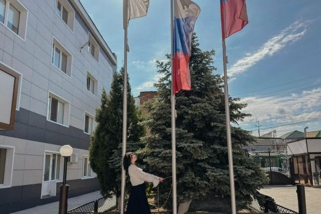 🇷🇺 Еженедельно по понедельникам в нашем колледже проводится торжественная церемония поднятия Госуд