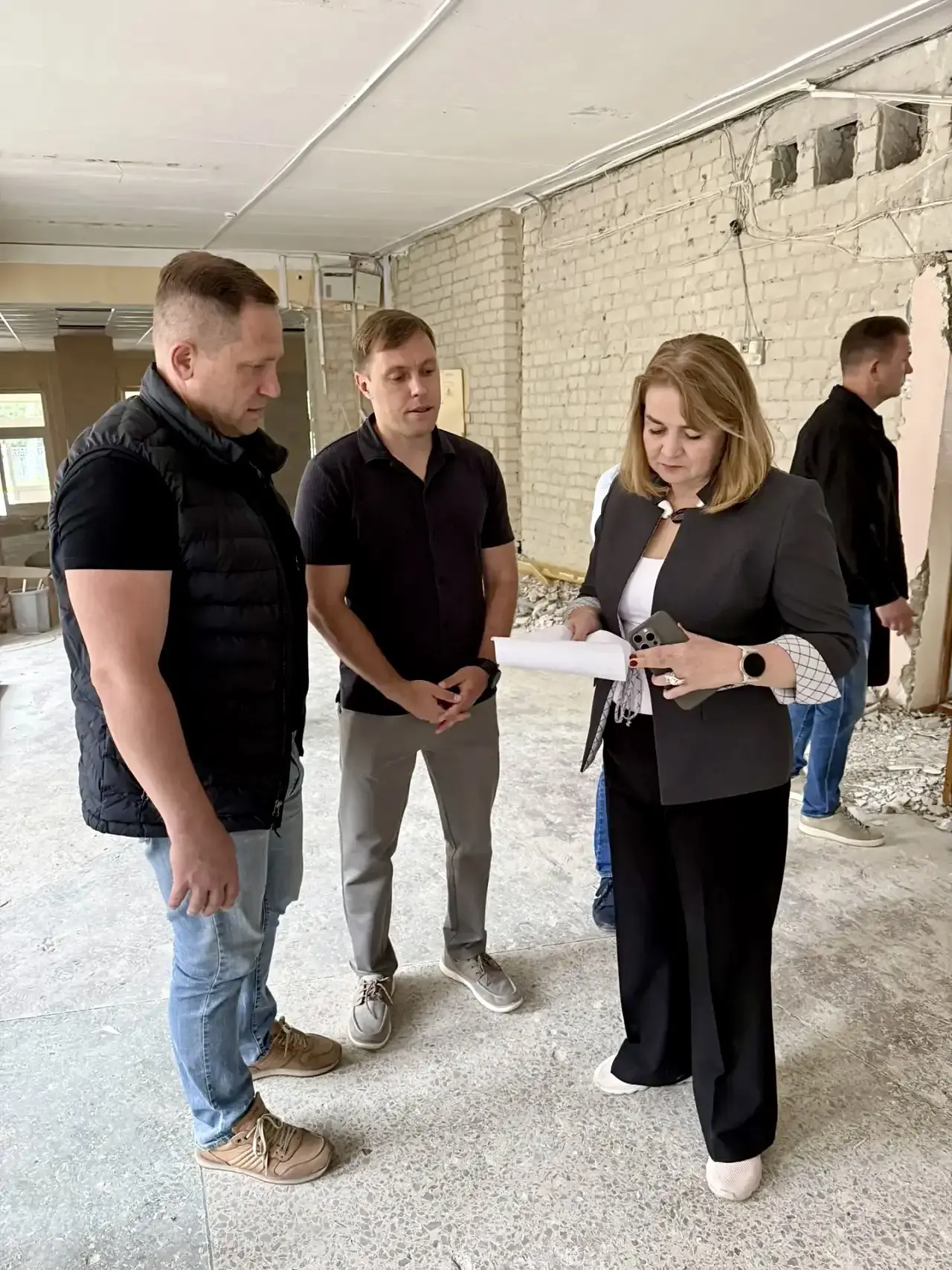 Продолжаю выезды в школы, где в этом году проходит капитальный ремонт. Такие встречи на объекте помо