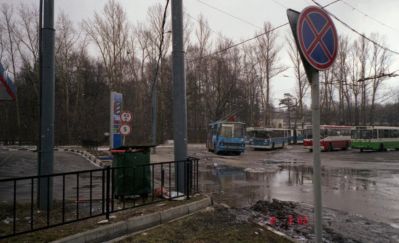 Архивное фото прямиком из 2002 года ⏳

Если кто-то не узнает — это конечная остановка «Парк Фили». К