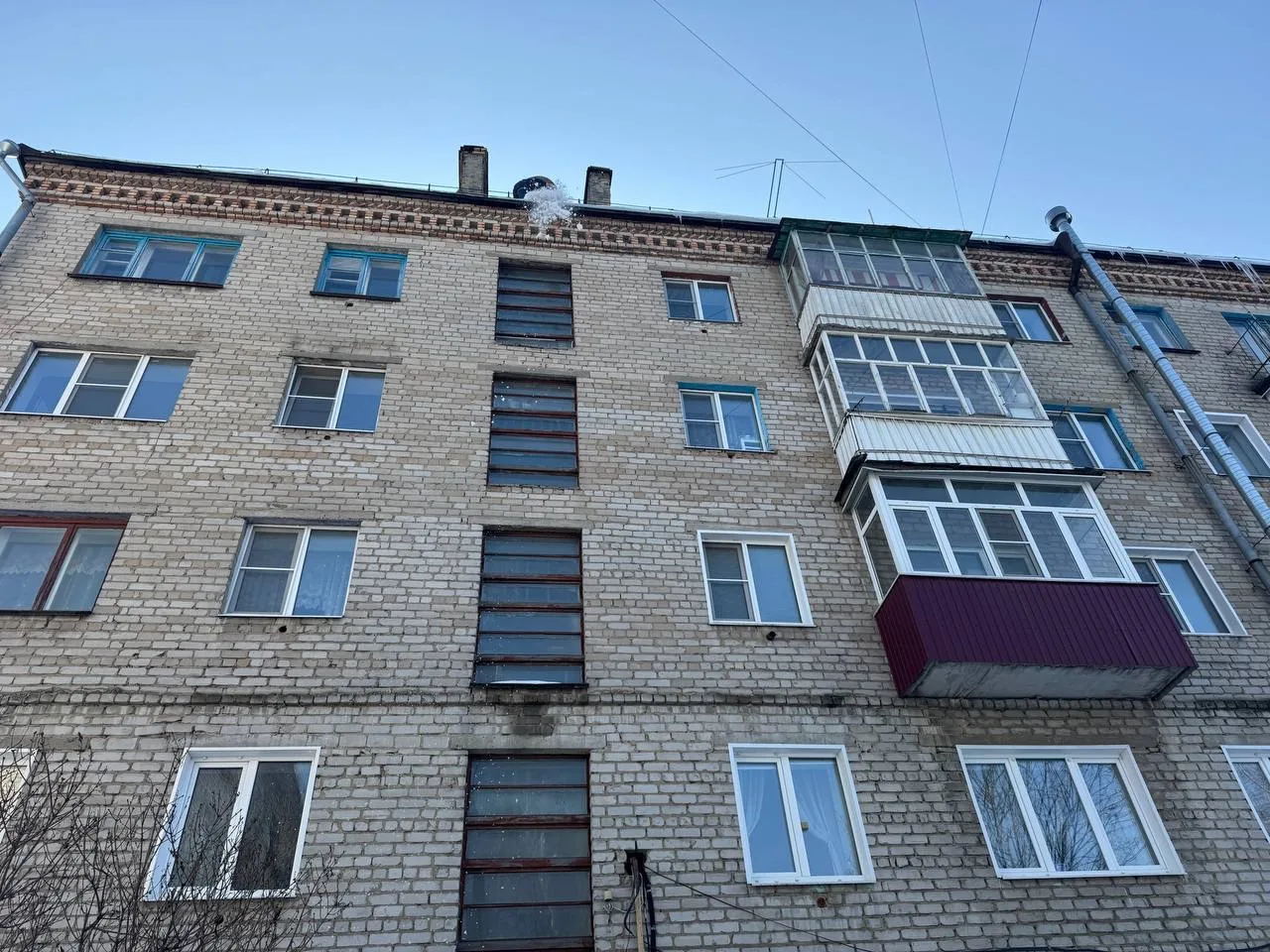 Проводятся работы по очистке крыш от наледи и снега МКД № 32 по ул. Ленина. Работы ведутся с привлеч