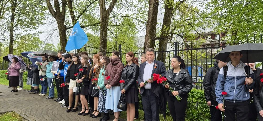 Как мы отметили День Победы:

1. Музейные уроки. Ученики разных классов побывали на тематических зан
