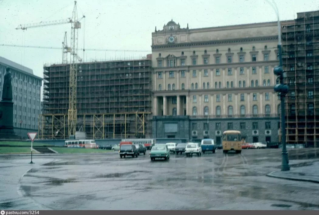 Перестройка здания КГБ

В 1983 г. центральное здание КГБ на площади Дзержинского получило, наконец, 