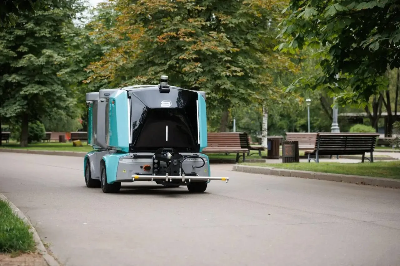 🤖 На улицы Москвы все-таки вышли роботы-пухососы. Они собирают тополиный пух, листву и мелкий мусор