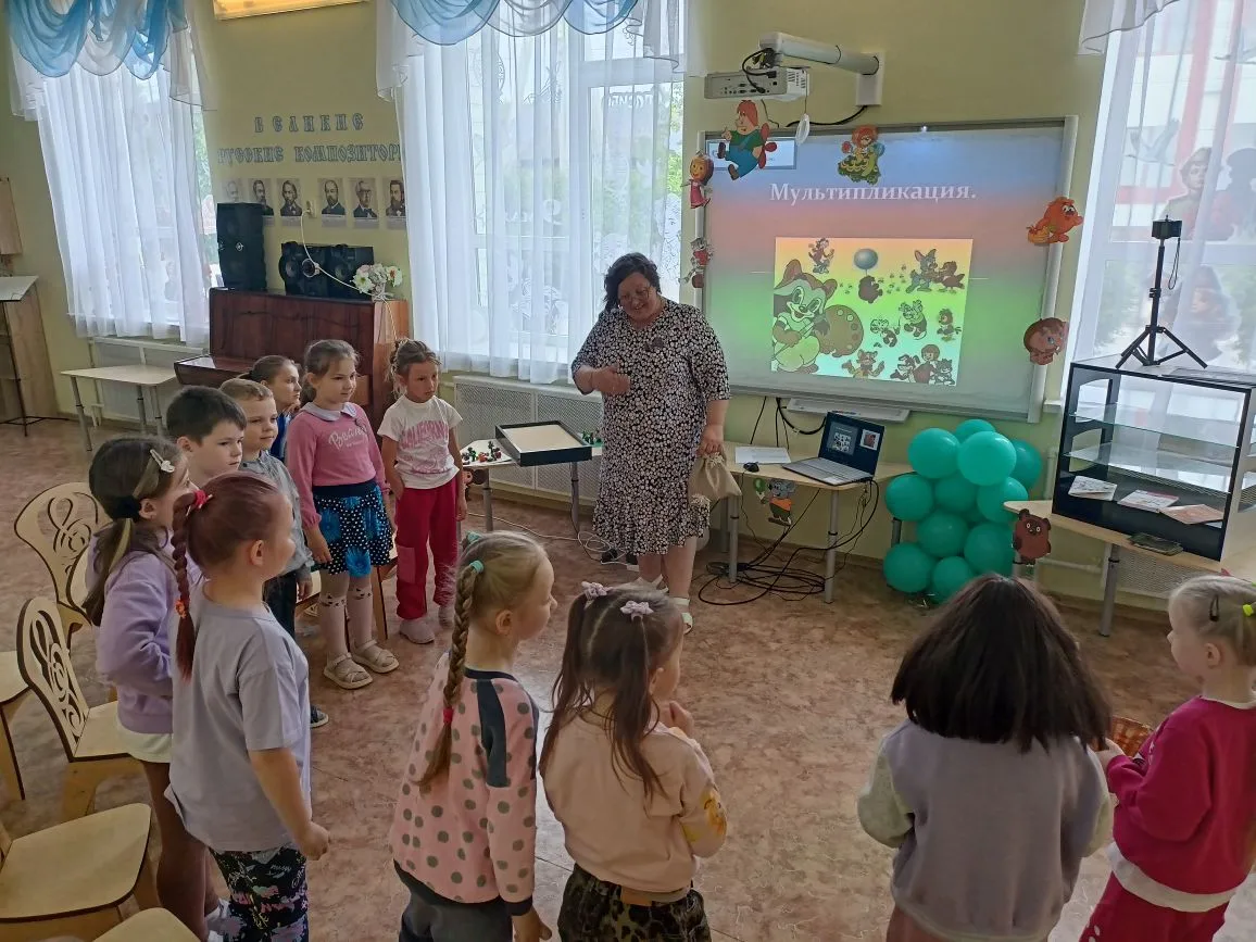 В нашем детском саду прошел Арт-фестиваль программ дополнительного образования "Калейдоскоп". 
В это