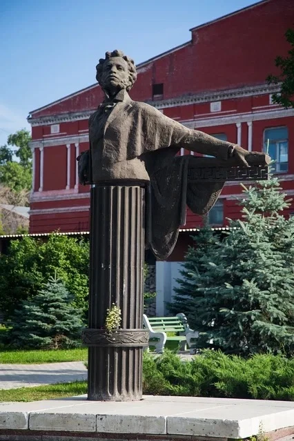 Памятник Александру Пушкину в Самаре расположен в Пушкинском сквере (Ленинский район, около Драматич