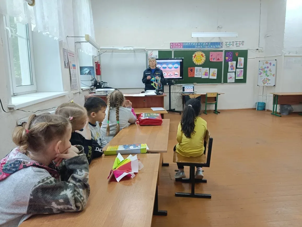 #ТНСОШ #ЛетнийОтдыхТНСОШ
🧑🏼‍🚒Безопасное лето: пожарные гости в лагере «Солнышко» 3 июня

🌞Лето —