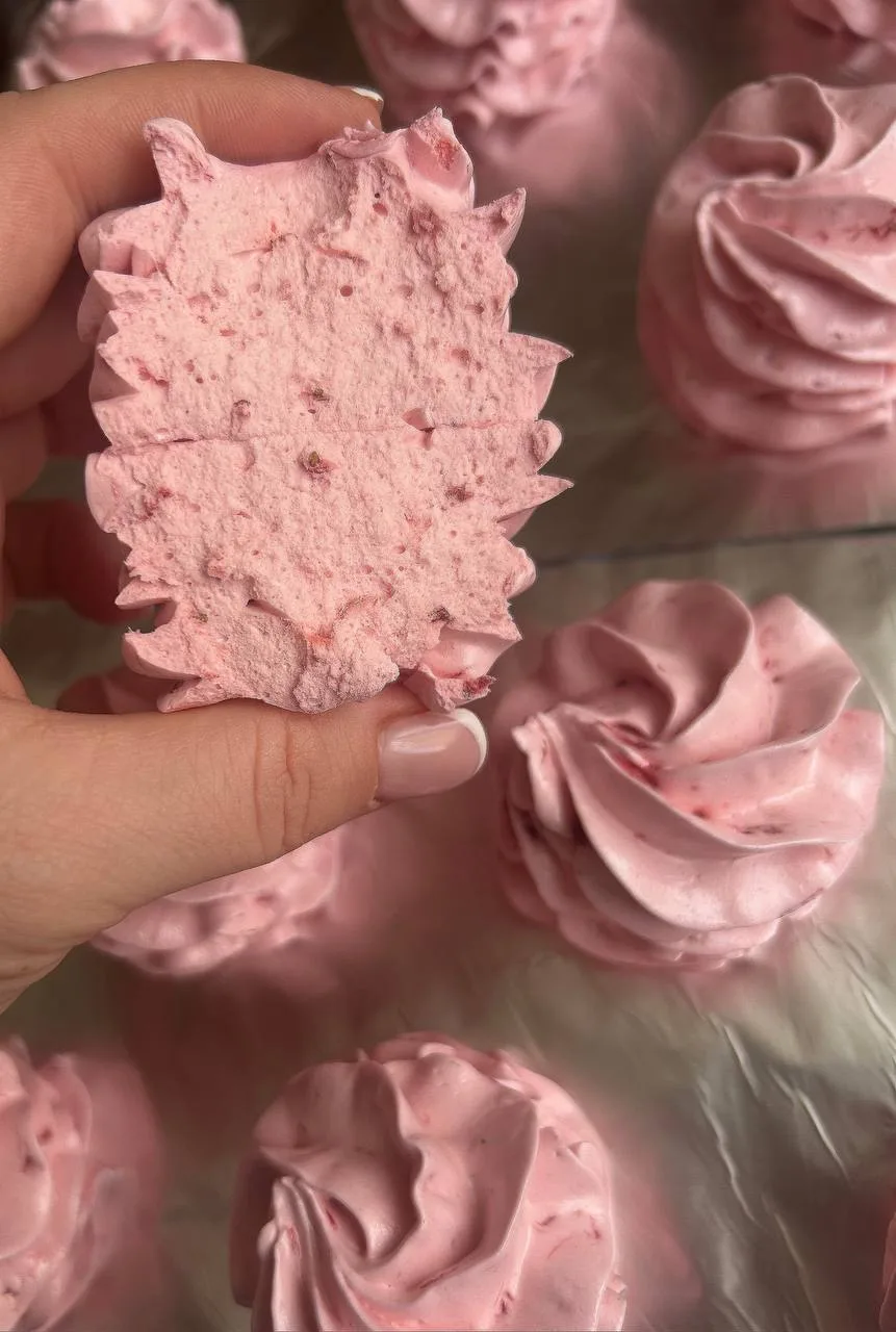 Пока сезон клубники, можно заказать зефир на 100% свежих ягодах 🍓
Заказ от 10 шт - 1100 руб
Срок го
