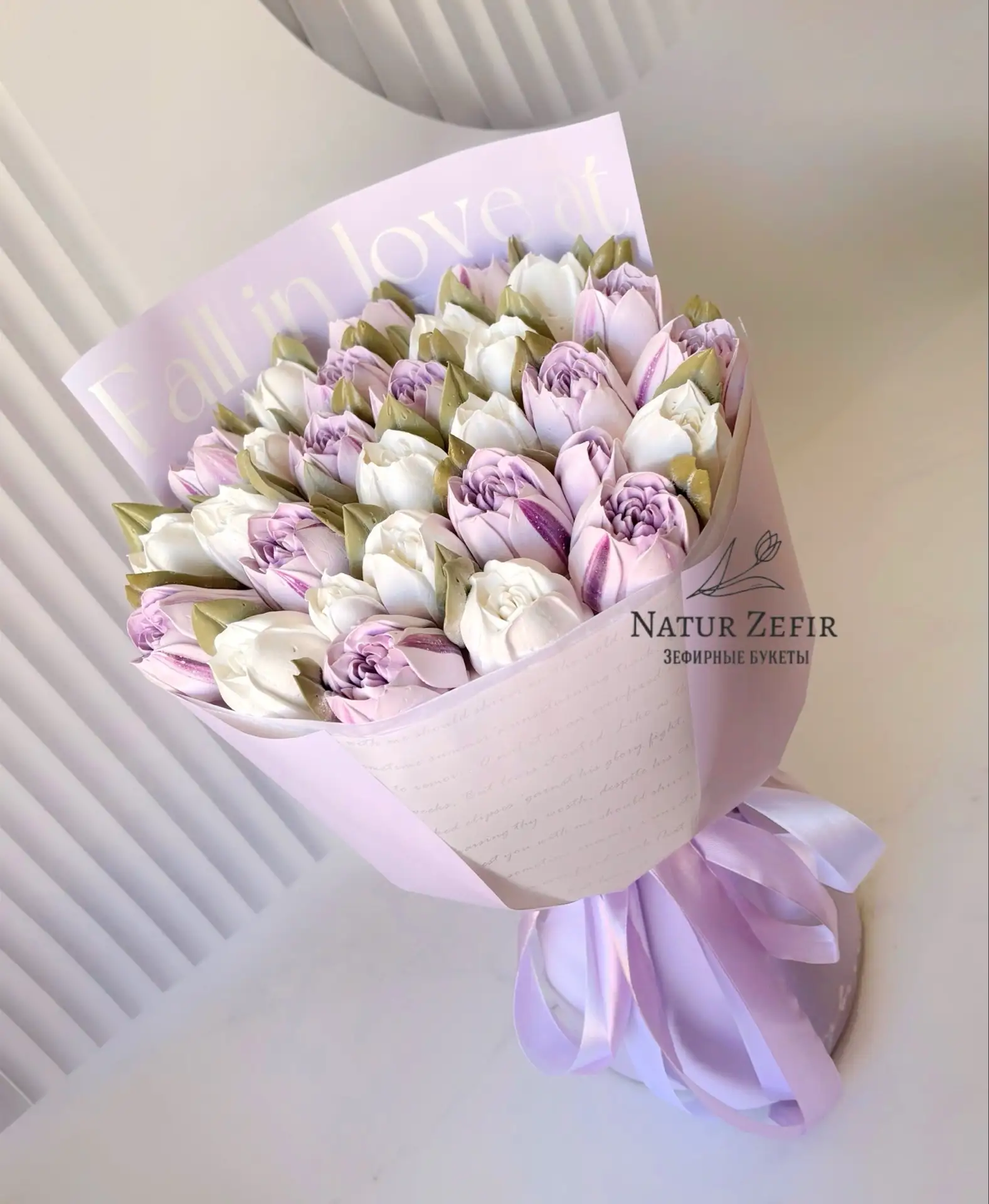 Сегодня милейший зефирный букетик в нежно фиолетовом оттенке 💜
Размер М - 2500 руб 
Под заказ за 2 