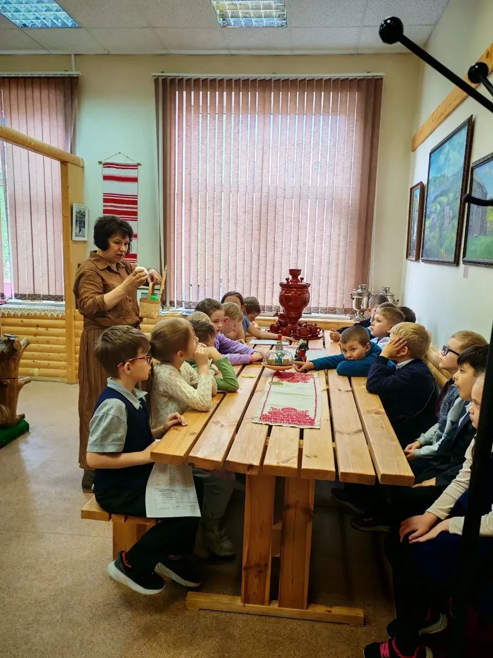 Экскурсия в Гуманитарный инновационный парк ПетрГУ
 
Ученики 1-б класса с классным руководителем Лук