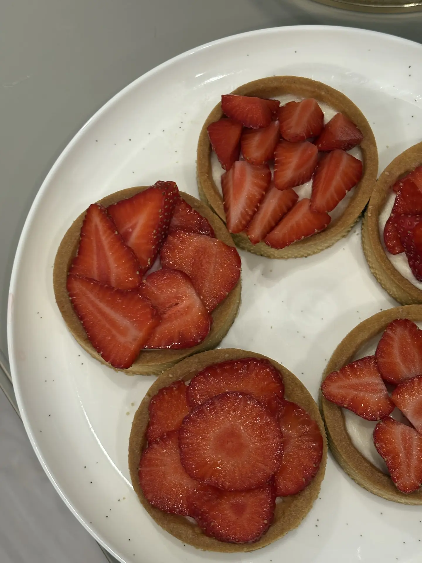 Вкус лета!☀️

🍓Тарталетки – это порционные десерты, сочетающие хрустящую песочную основу с нежной н