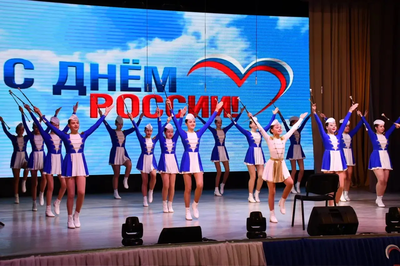 🇷🇺С Днём России! 

💫Желаем всем сердцем, всей душой любить свою Родину. Пусть каждый день начинае
