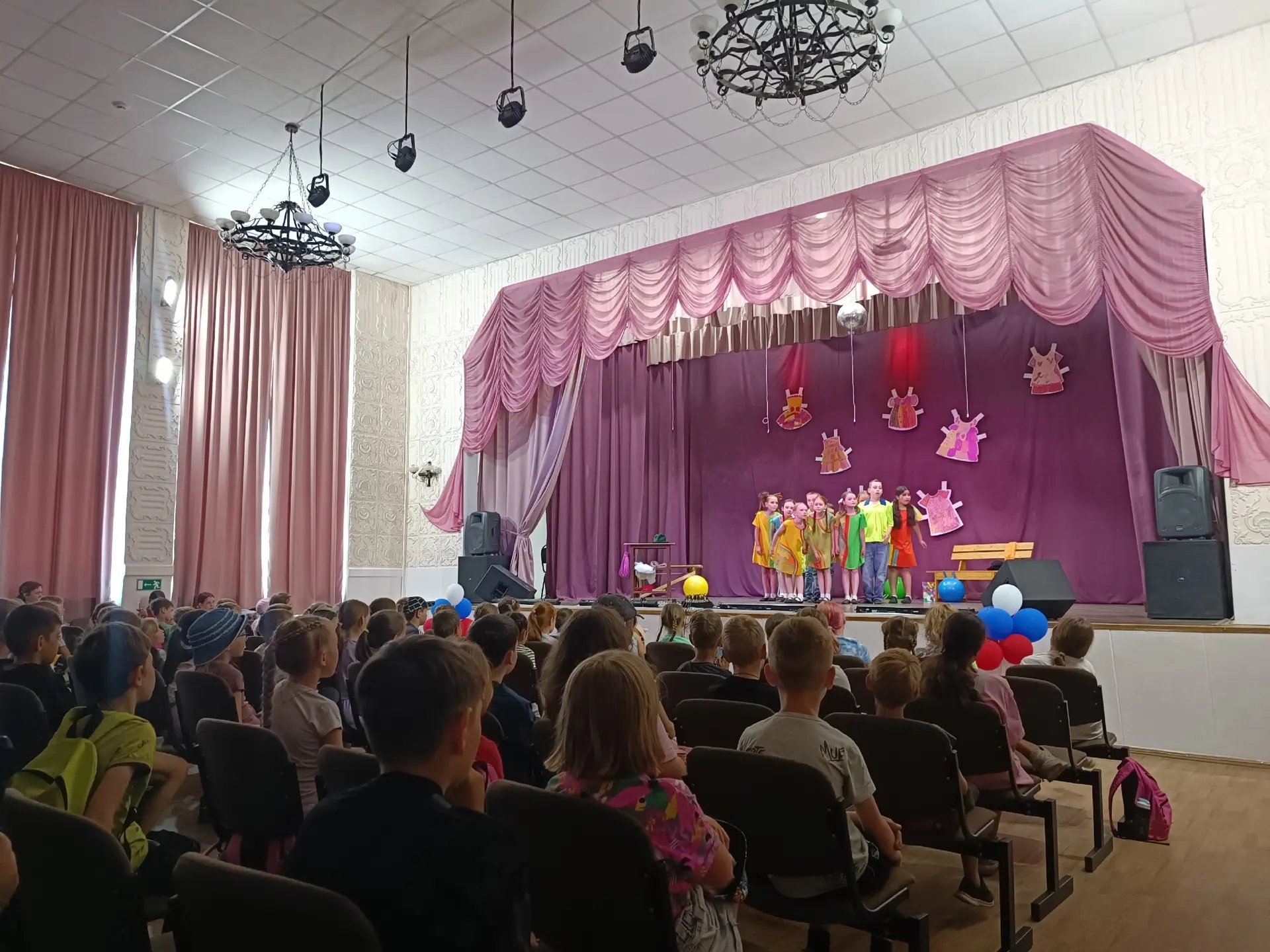 🎭 Спектакль в ДК и «Зарничка» в нашем пришкольном лагере!

Сегодня ребята сходили в Дом культуры на