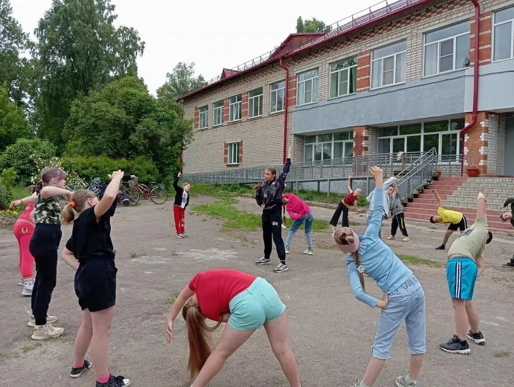 Вот и закончился ещё один день работы школьного лагеря. 
Начался он как обычно с утренней зарядки, к