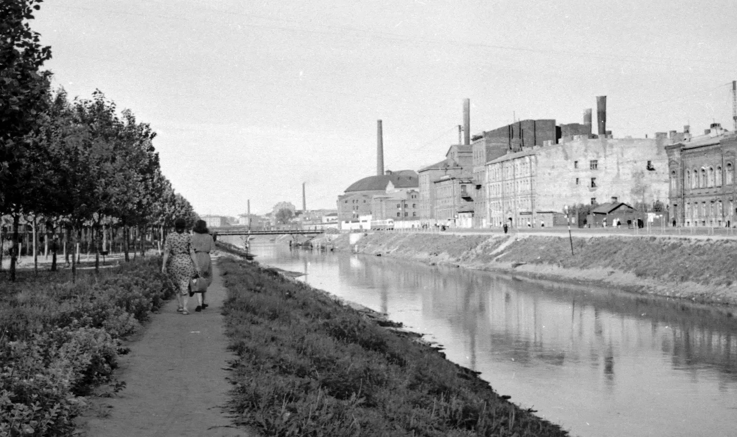 Обводный канал в районе Масляного моста. Ещё без гранитной набережной.
1950-е