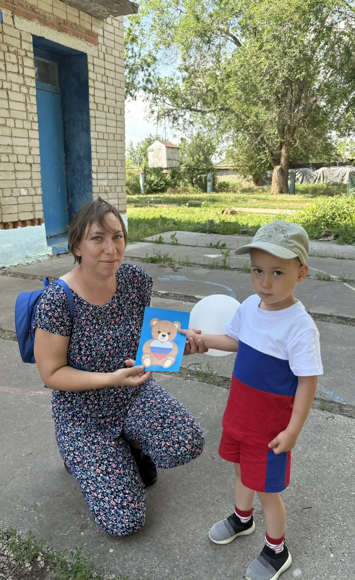 Воспитанники группы «Цыплятки» поздравили своих близких с Днем России, подарив им открытки.