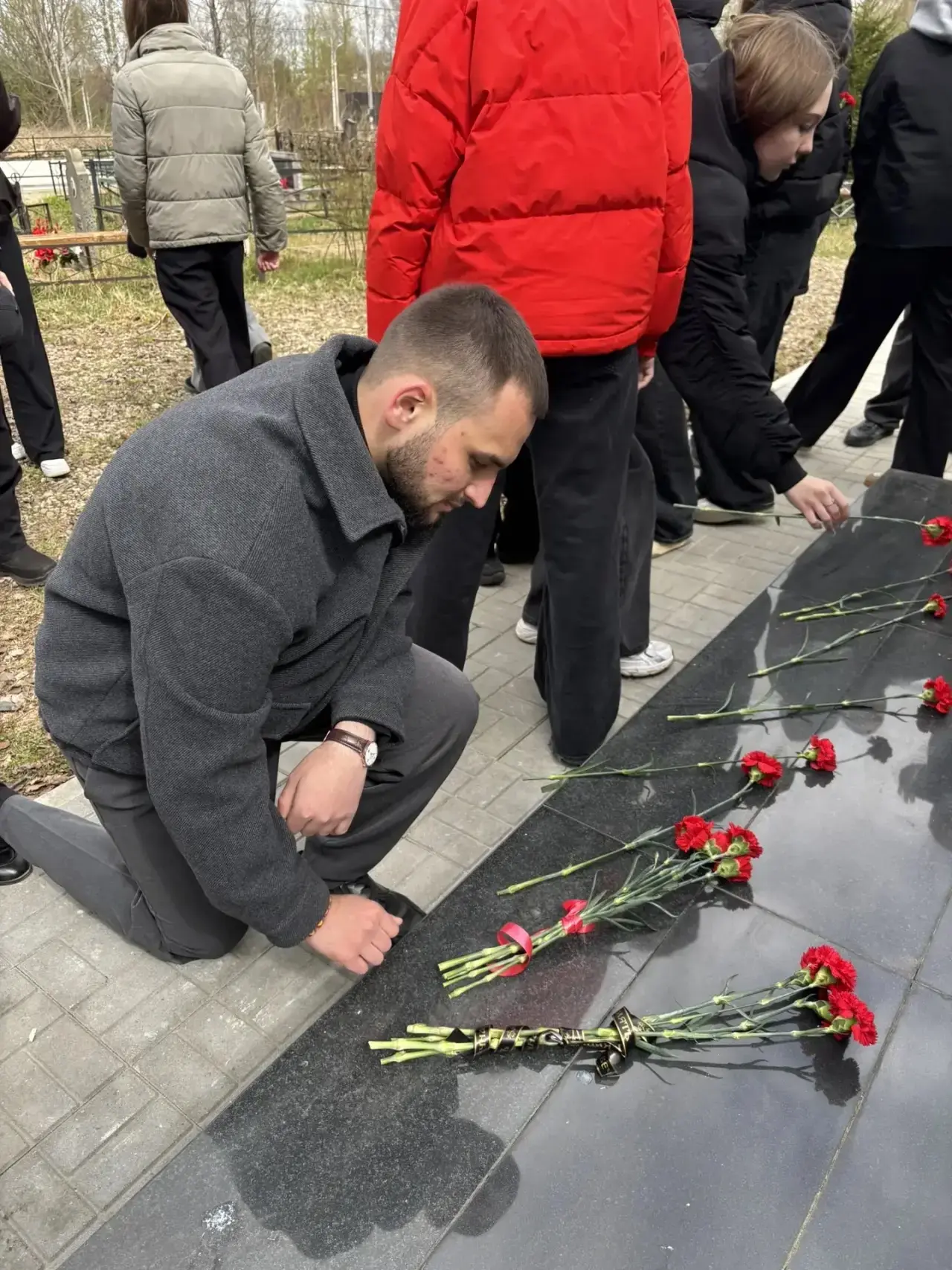 ГОДЫ, СКОЛЬКО Б НЕ ШЛИ…

24 апреля состоялся траурный митинг в память о событиях в деревне Александр