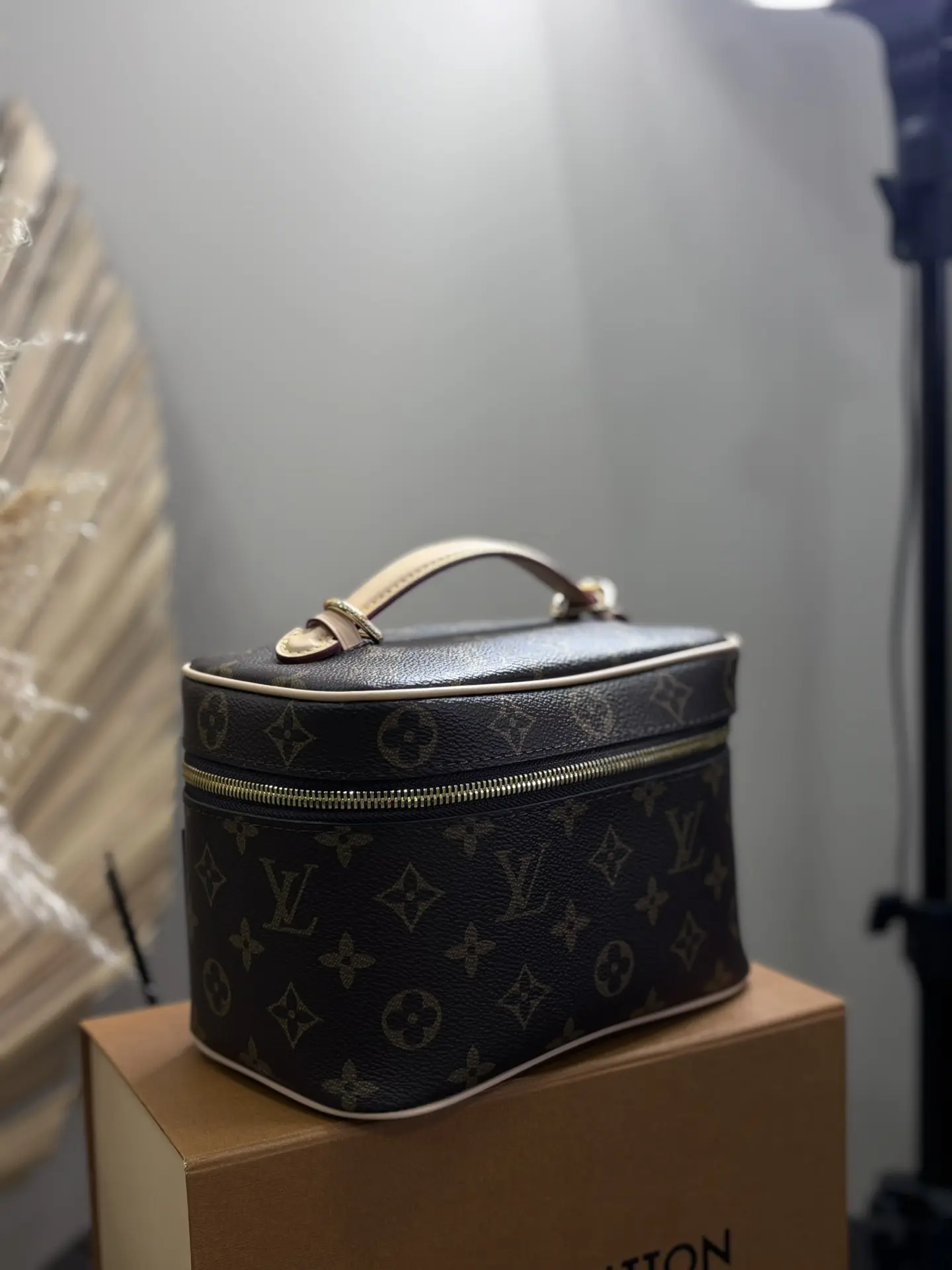 сумка - косметичка Louis Vuitton 

материал: натуральная кожа
размер: 20*14

внутри есть отделение, 