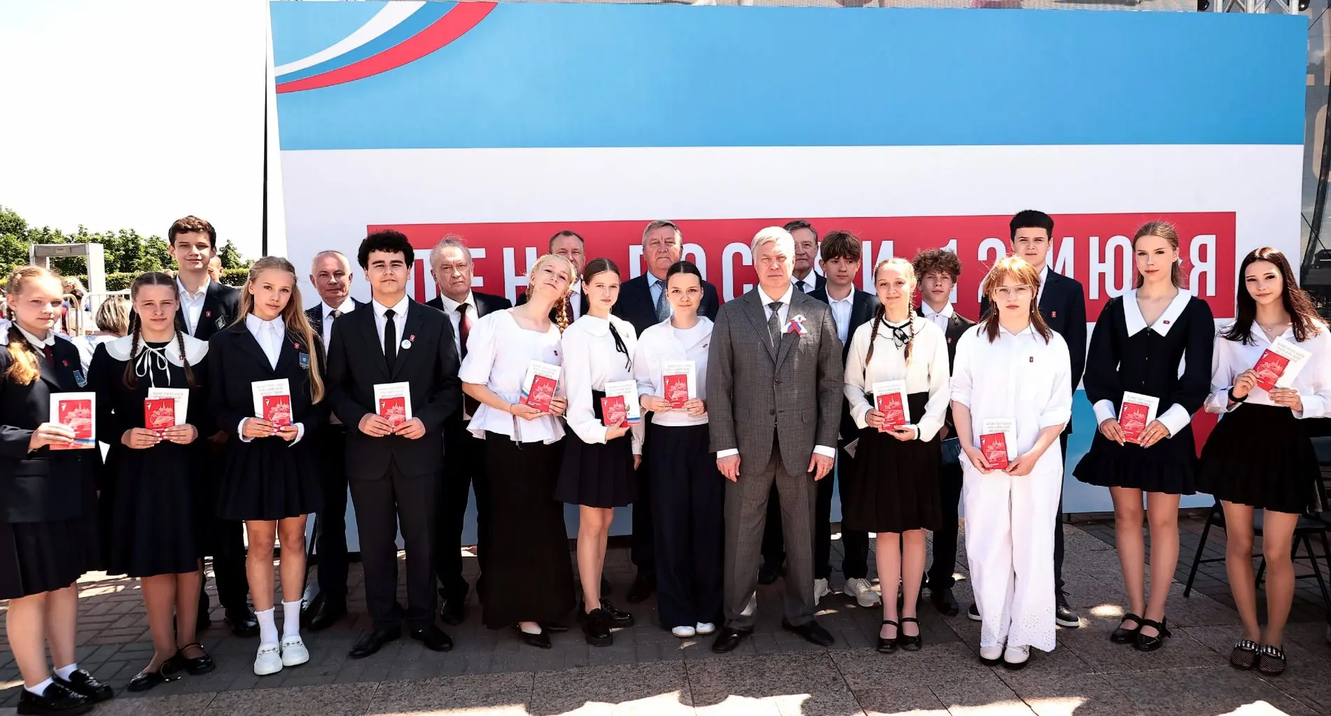 🎉 День России: торжественное вручение паспортов в Ульяновске! 🎉

В День России, в Ульяновске прошл