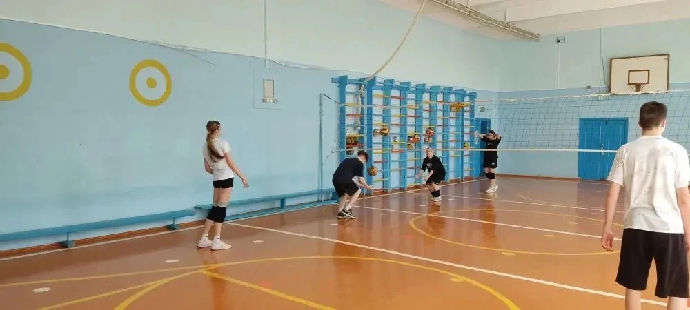 Даже летом — в игре! 🏐☀️

Каникулы каникулами, а спорт по расписанию. В нашей школе продолжаются тр