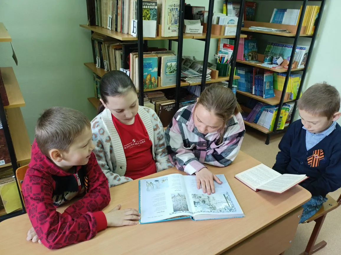 Сыплет черёмуха снегом...🌿

В селе Мандрово прошёл душевный час поэзии, посвящённый творчеству вели