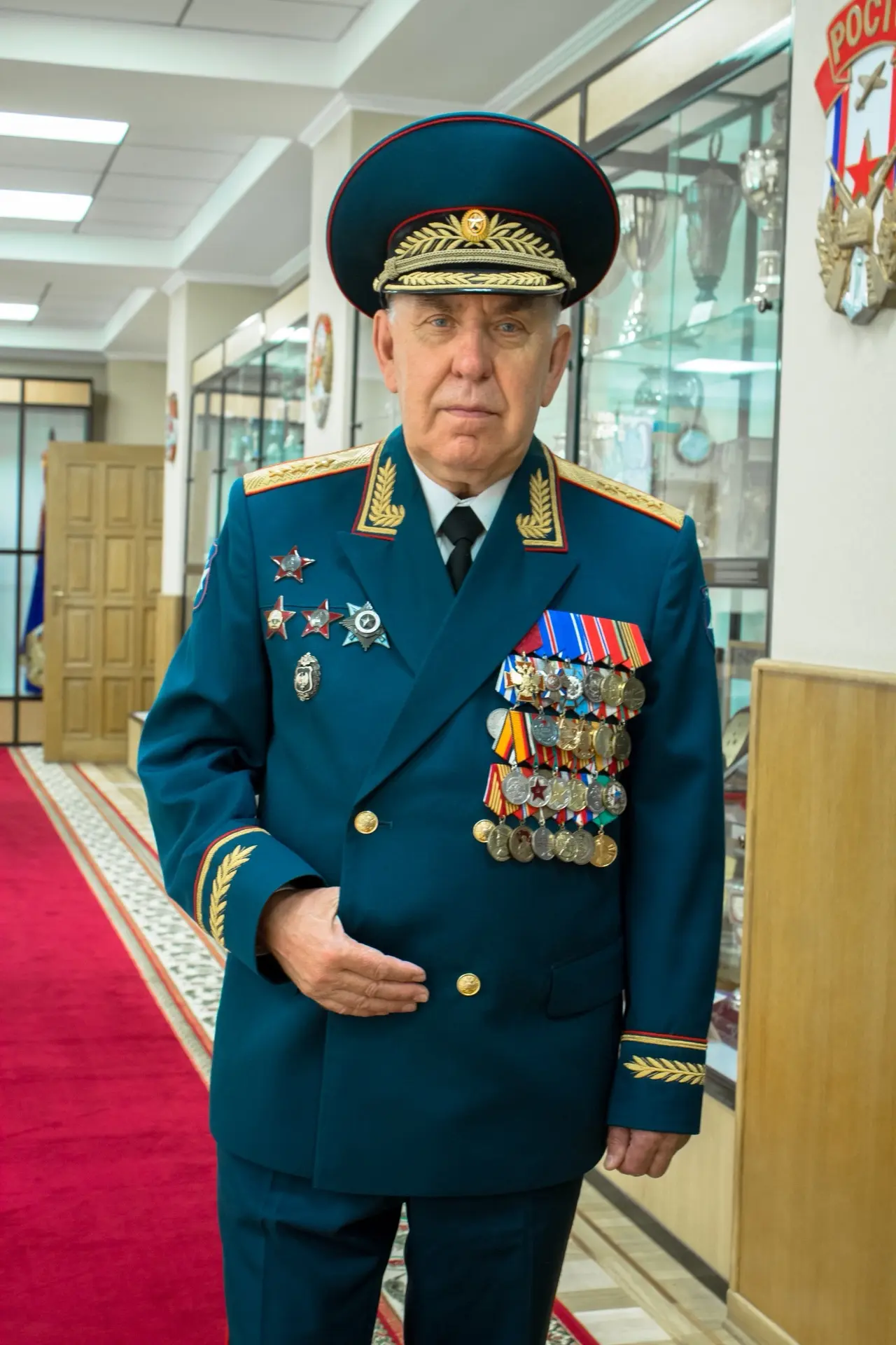 Уважаемый Сергей Александрович!
С большим трепетом и уважением поздравляем Вас с днем рождения 🎉 

