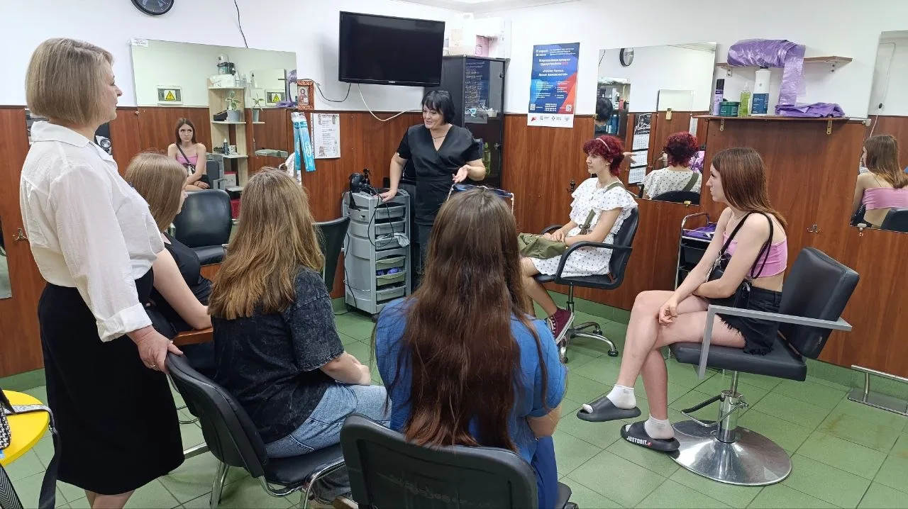 💇‍♀️ Сегодня, 11 июня 2026 года, ученицы 8‑В класса ГБОУ «СШ№1 г.Кировское Шахтерского м.о» вместе 