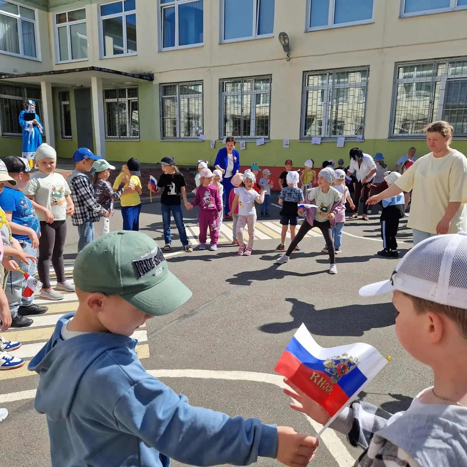 Сегодня наш детский сад наполнился звонким смехом и яркими красками — мы праздновали День России! 😍