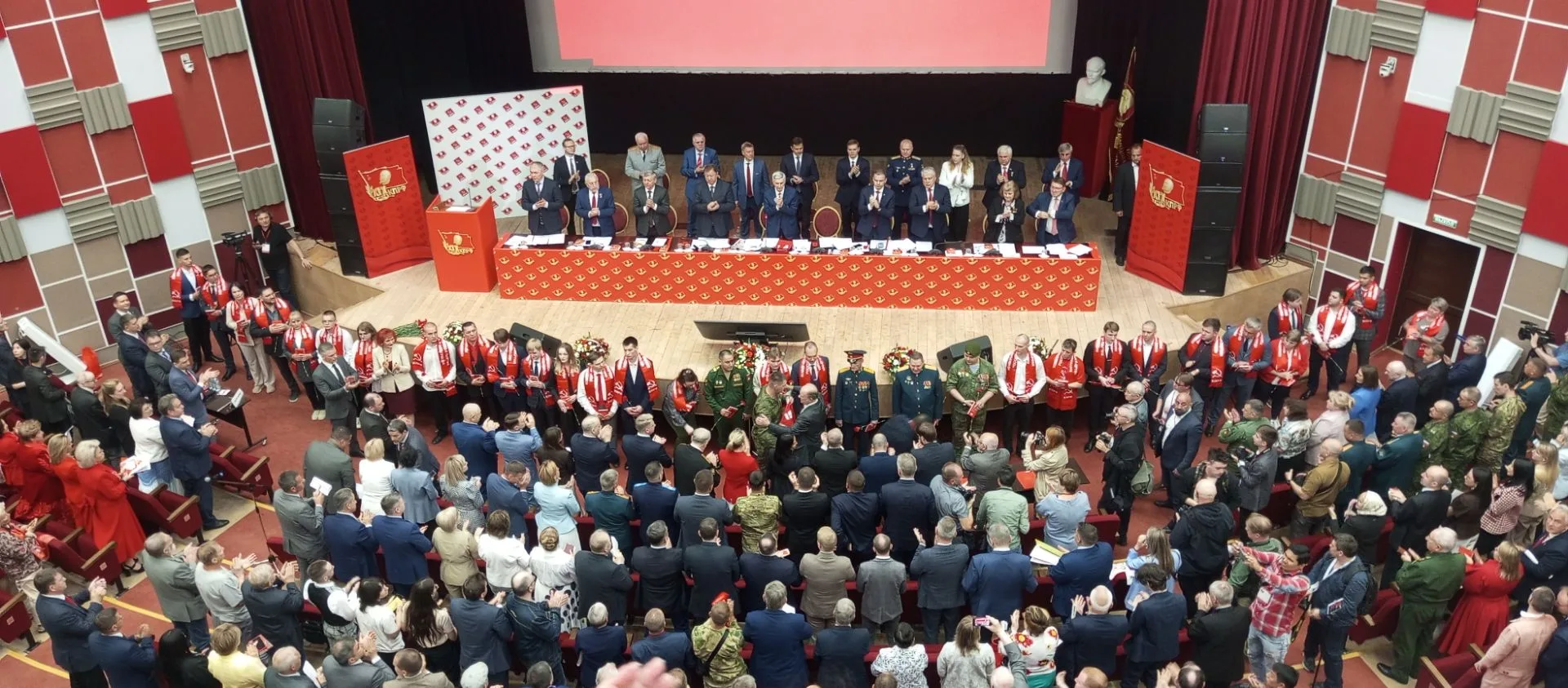 Продолжается XIX Съезда КПРФ (II этап), который проходит на территории комплекса «Снегири».

🚩 Подо