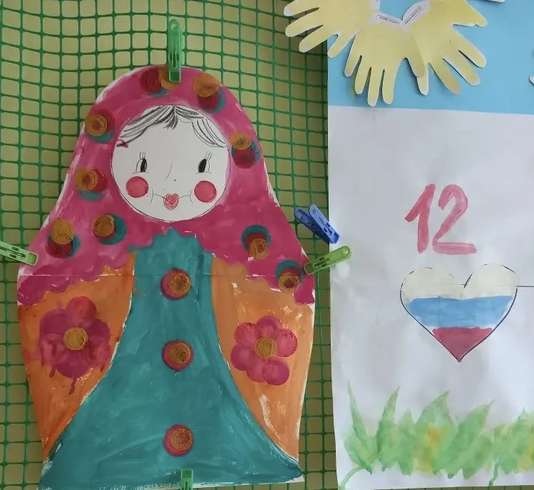 «Солнышки» и праздник 🇷🇺 
 
Ребята из группы "Солнышко"  после беседы узнали,  какие у нашей стран
