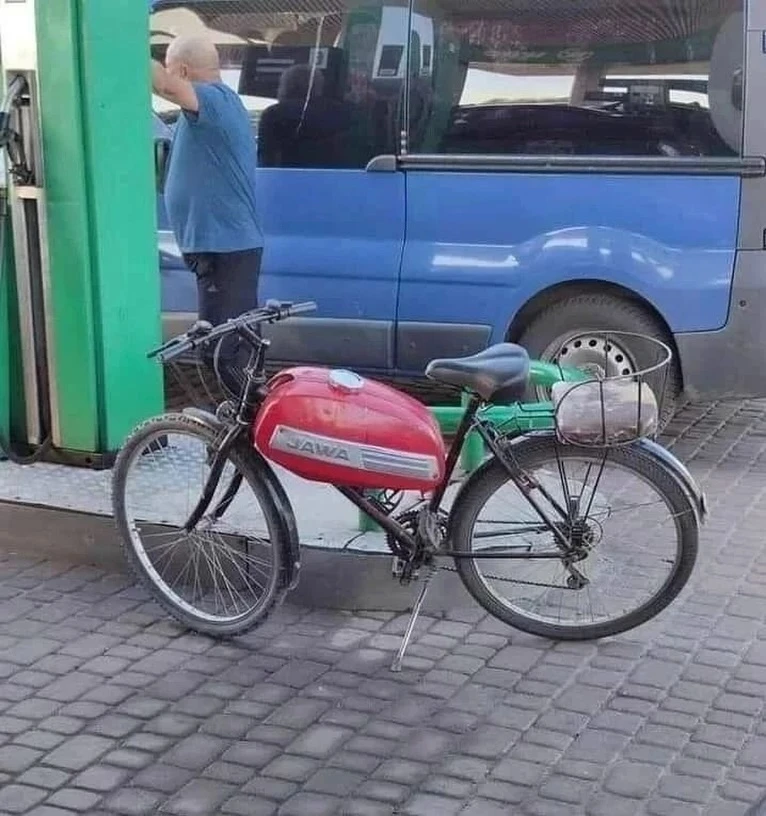 😅 Смекалка с Алтая: если в канистру нельзя —  делаем бензобак из… велосипеда

В Горно-Алтайске кто-