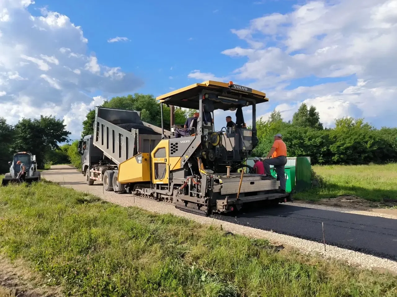 В настоящее время в селе Решетово-Дуброво начались работы по укладке нового асфальтового покрытия. 
