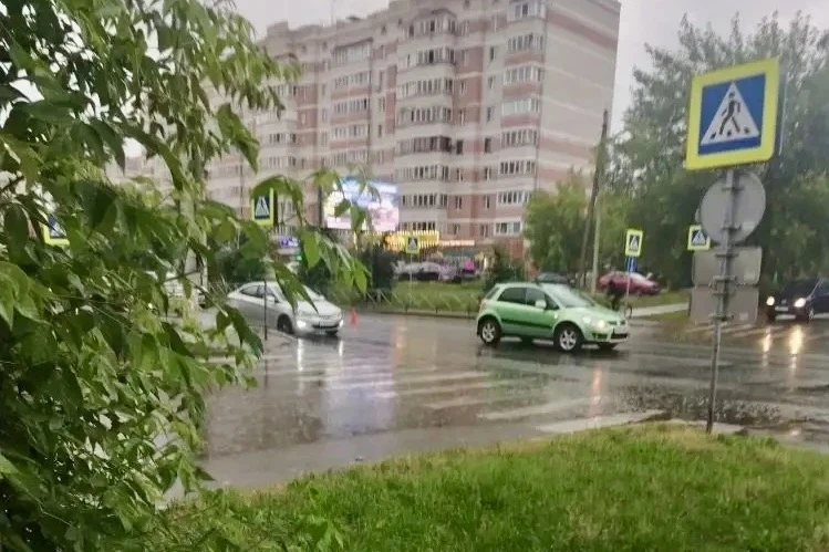 🚗 Сегодня днем в Костроме ребёнок на роликах попал под машину на пешеходном переходе.

Мальчик 2017
