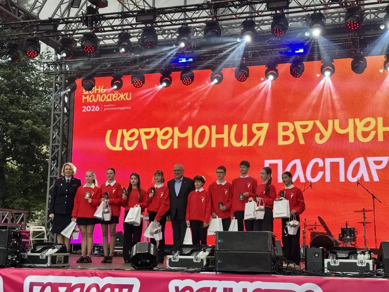 Сегодня на Театральной площади состоялось торжественное вручение паспортов активистам Движения Первы