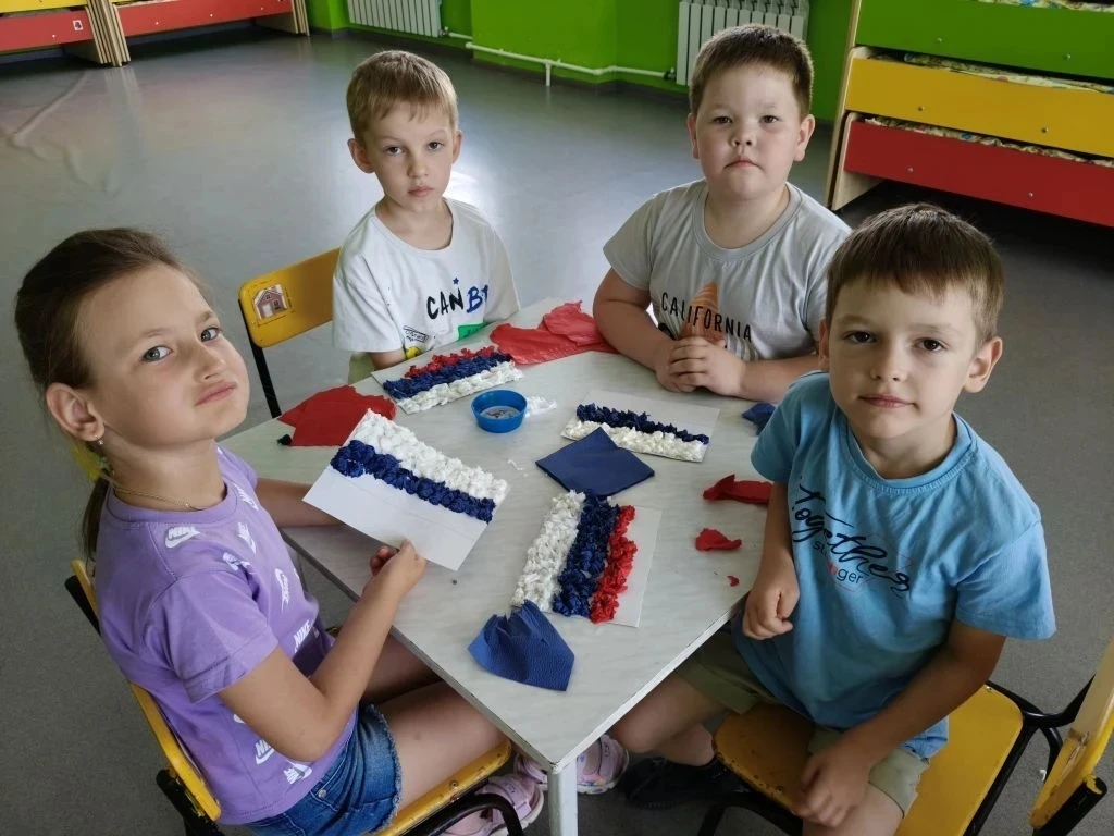 В логопедической группе "Золушка" была проведена беседа на тему : "День России". Дети изготовили апп