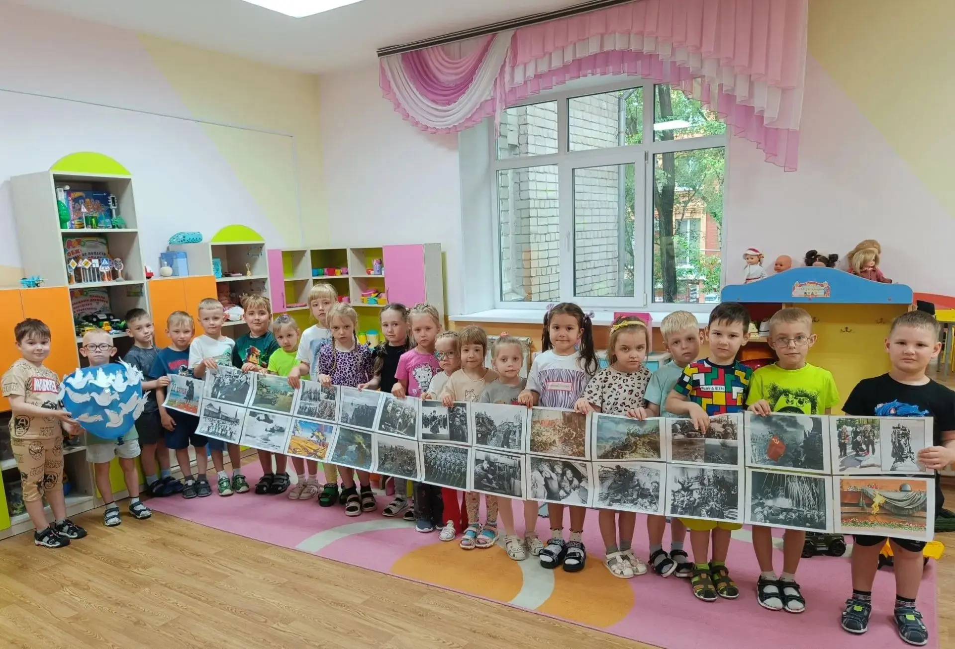 «Чтобы помнили...»
 
Сегодня мы провели беседы с ребятами о Дне памяти и скорби. Рассматривали стары