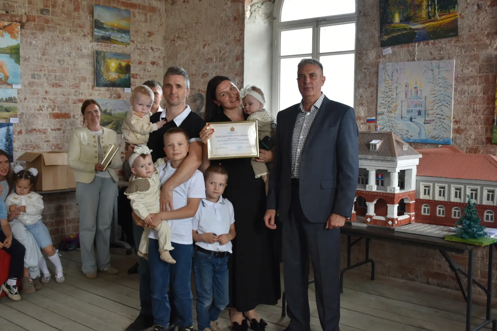 🎉 Гордость нашего города: торжественная церемония награждения лучших семей! 💛

Семья Микшаковых пр