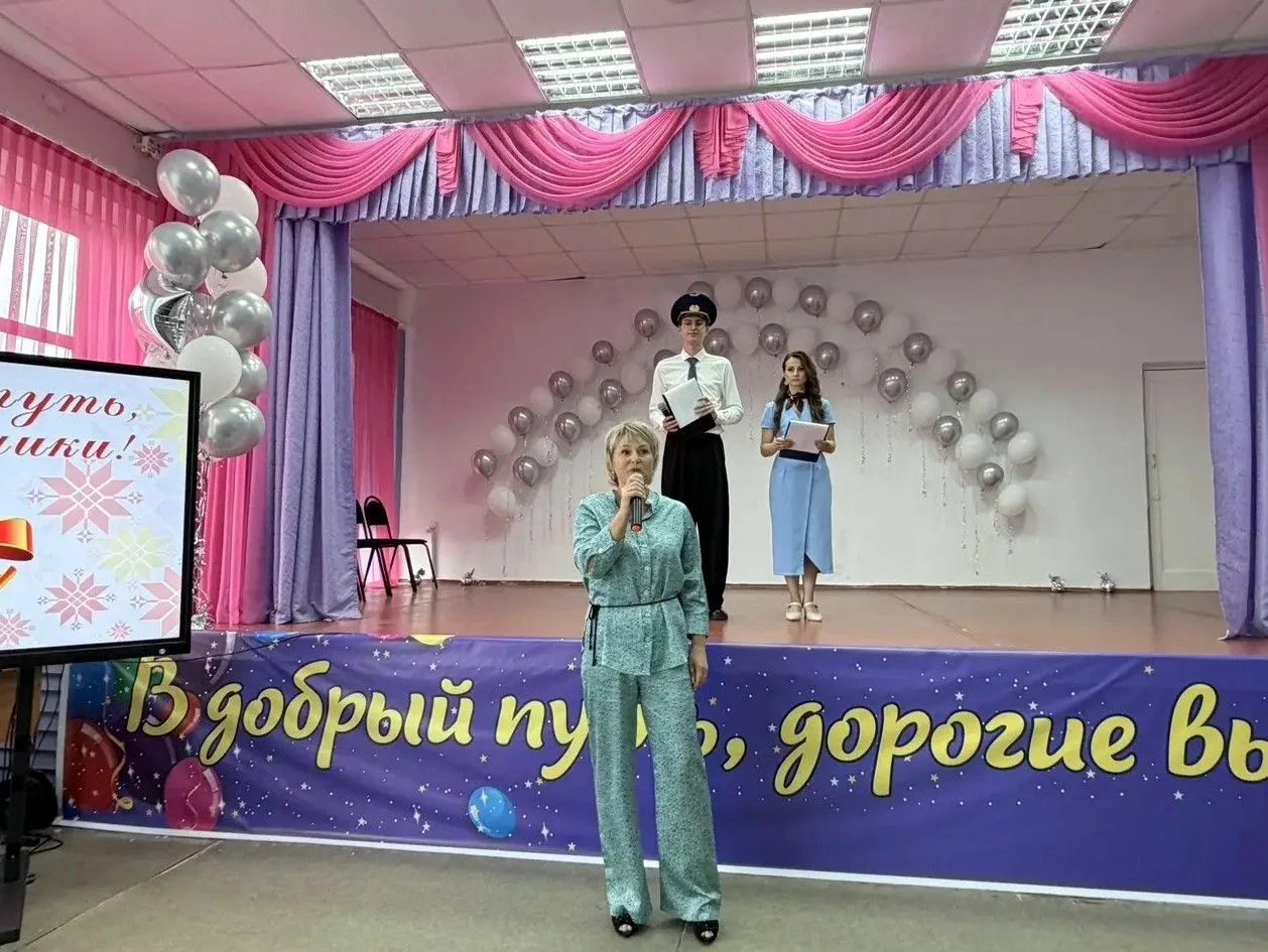 🔔💐🎊В добрый путь, выпускники! Состоялось торжественное вручение аттестатов ученикам 9А и 11А клас
