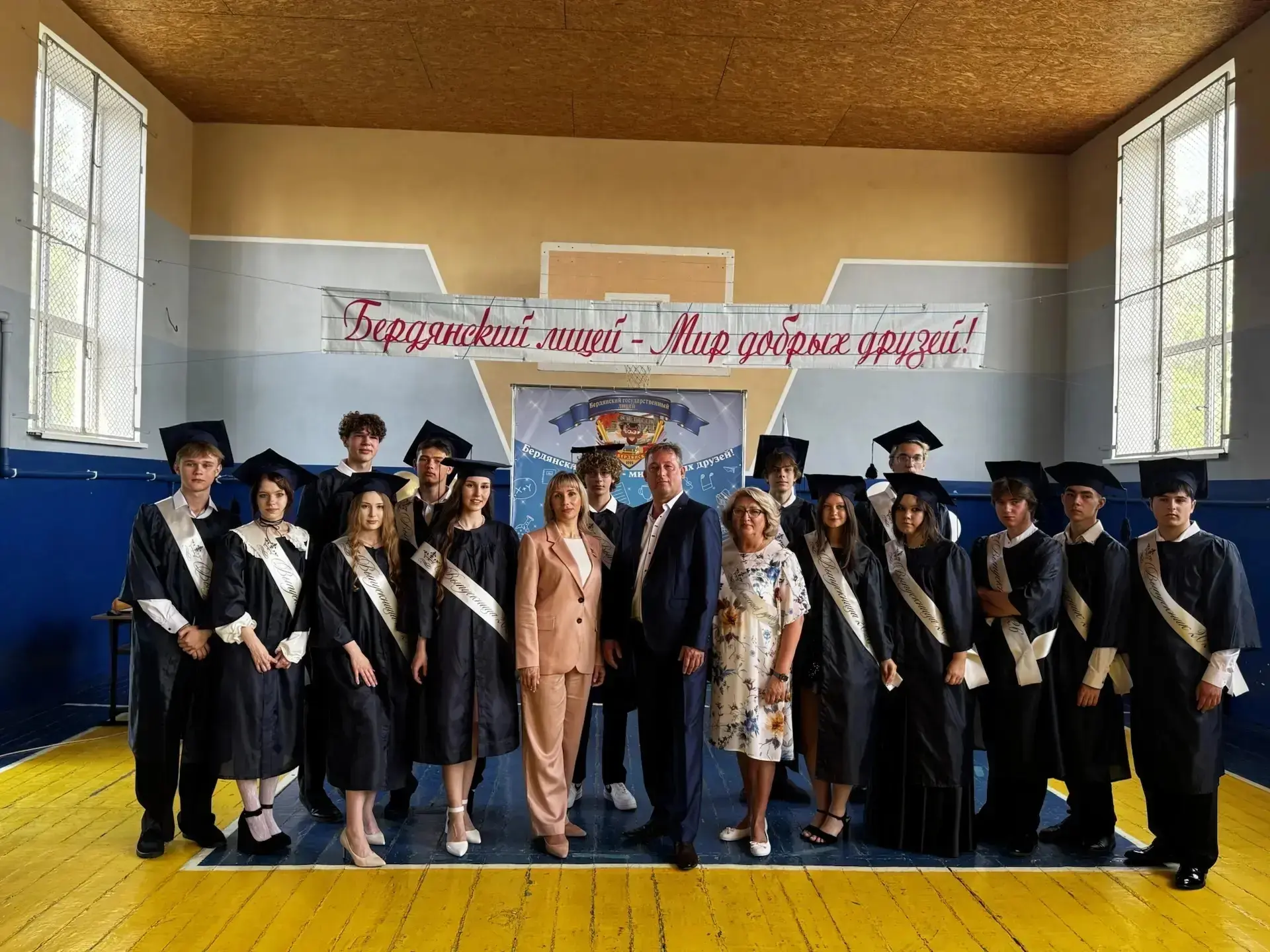 🎓 Последний звонок в Бердянском государственном лицее — это особенный день, наполненный волнением, 