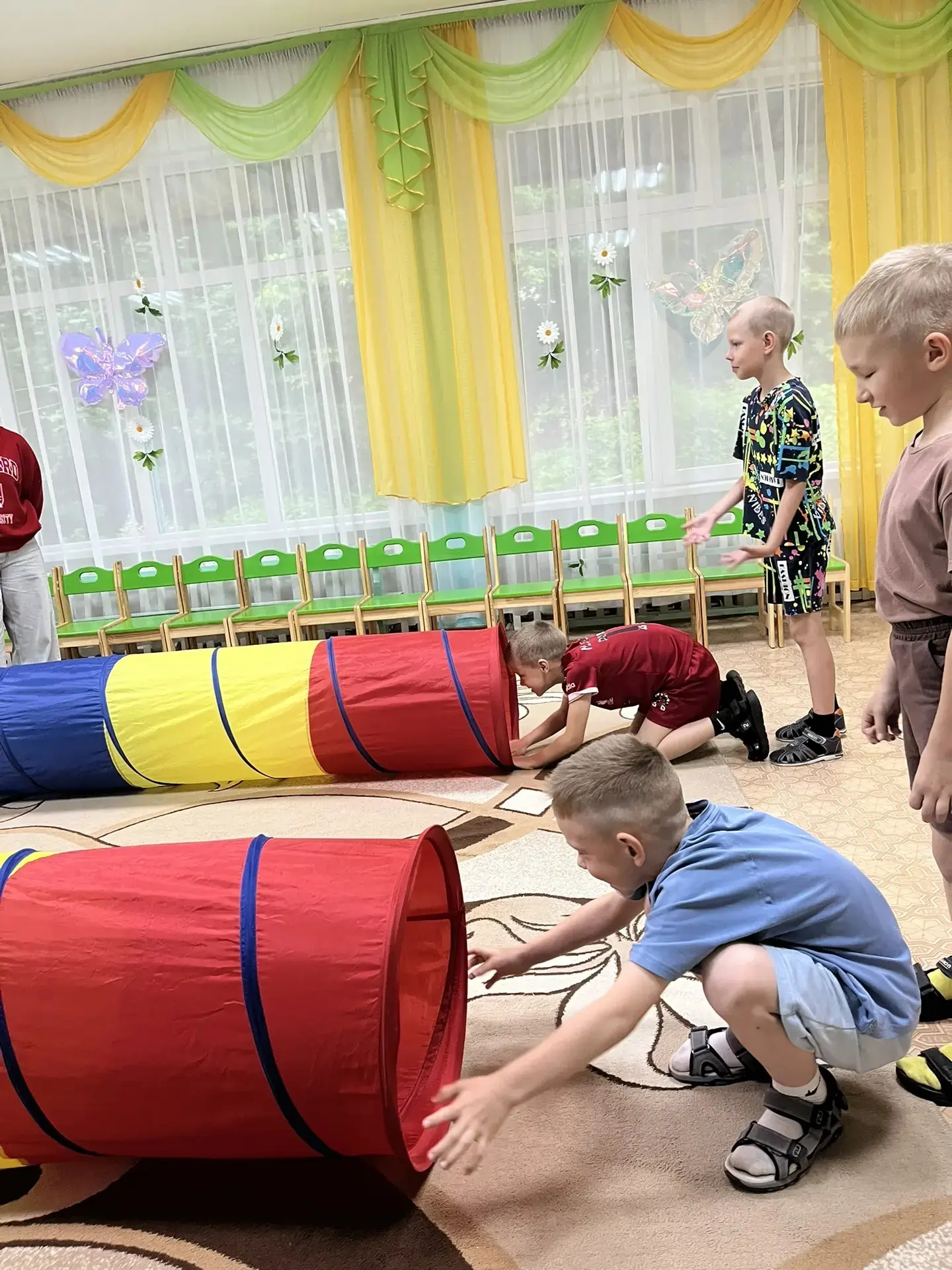 "КТО СПОРТОМ ЗАНИМАЕТСЯ, ТОТ СИЛЫ НАБИРАЕТСЯ"🏋‍♀️
 
Эстафета! Эстафета! 🤼‍♂️🤸‍♀️🤾‍♂️
Кто из нас 