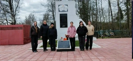 Восьмиклассники гимназии, участники волонтёрского движения Добро.ру с руководителем отряда "ИСКРА", 
