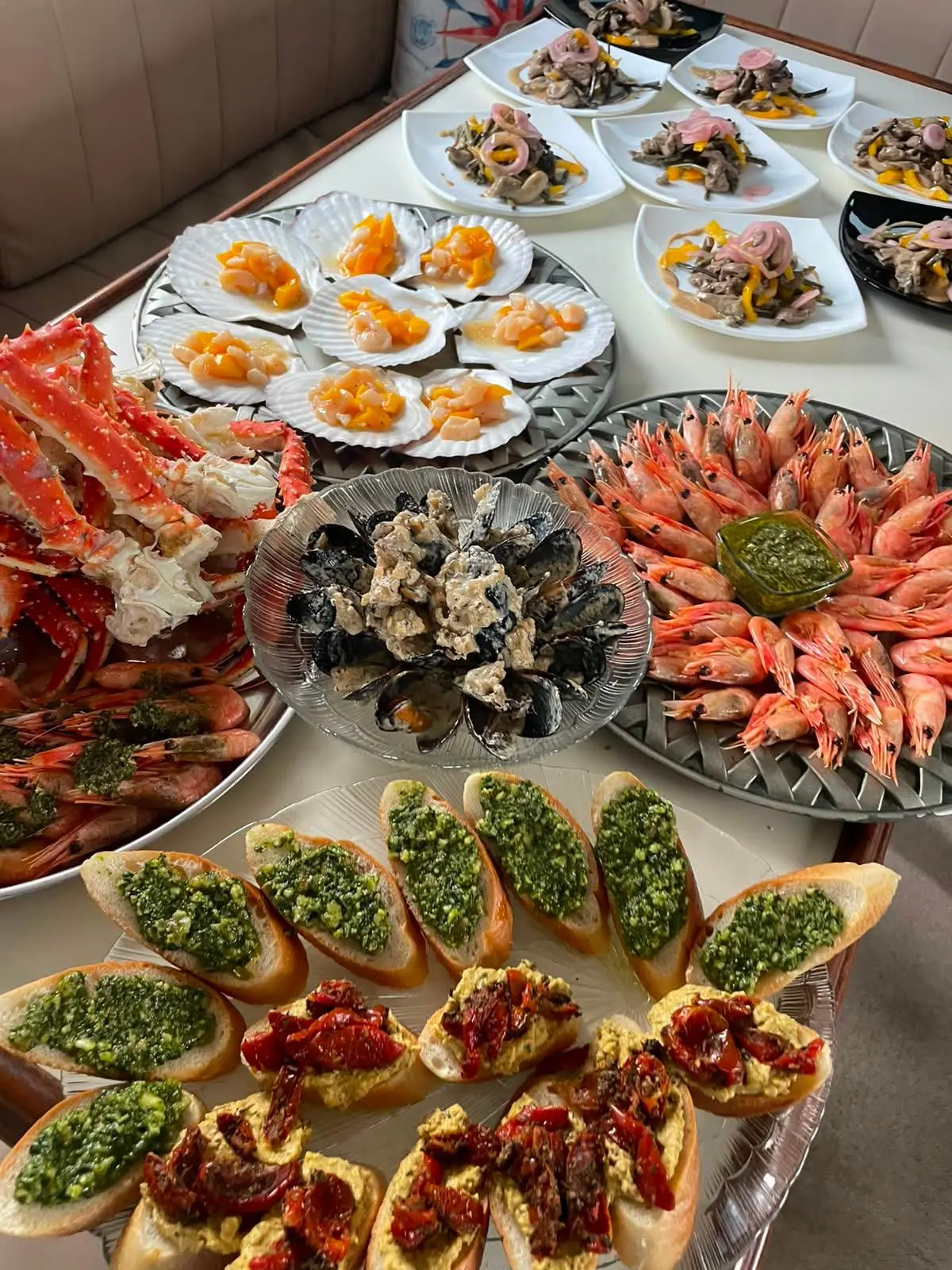 🥂 Закат на море: ужин с огнями города и бокалом игристого

Представьте: солнце медленно садится за 