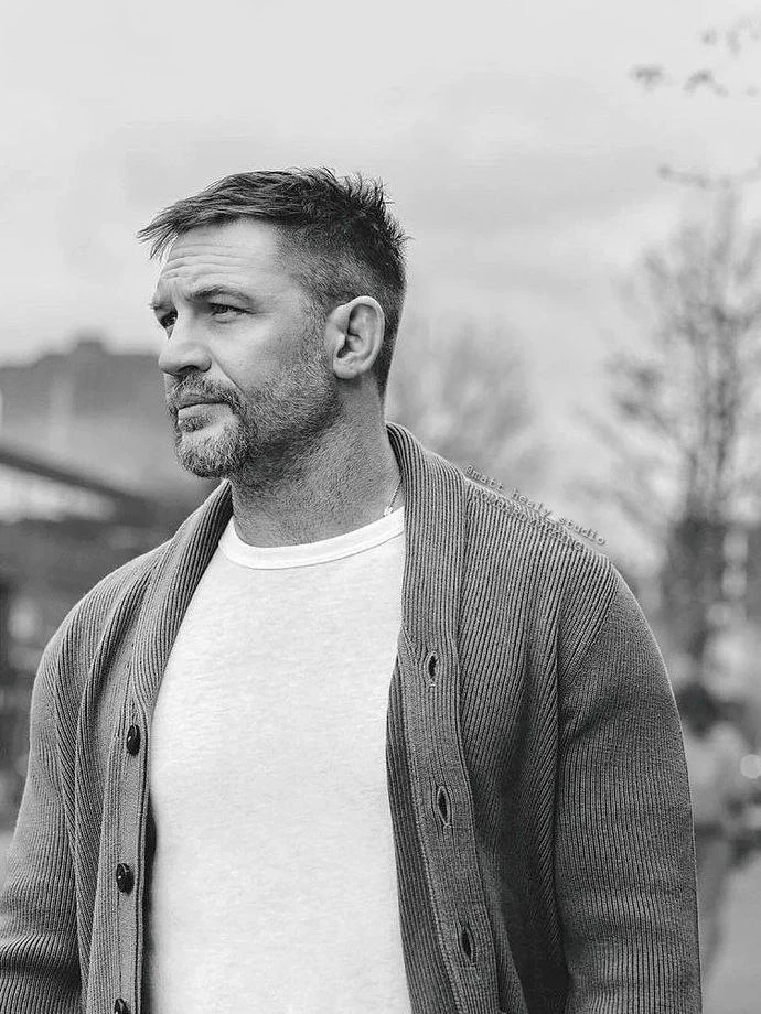 Сильные — неудобные. и этим прекрасны. Их не любят. Не любят — потому что ими нельзя играть.
 
Нельз