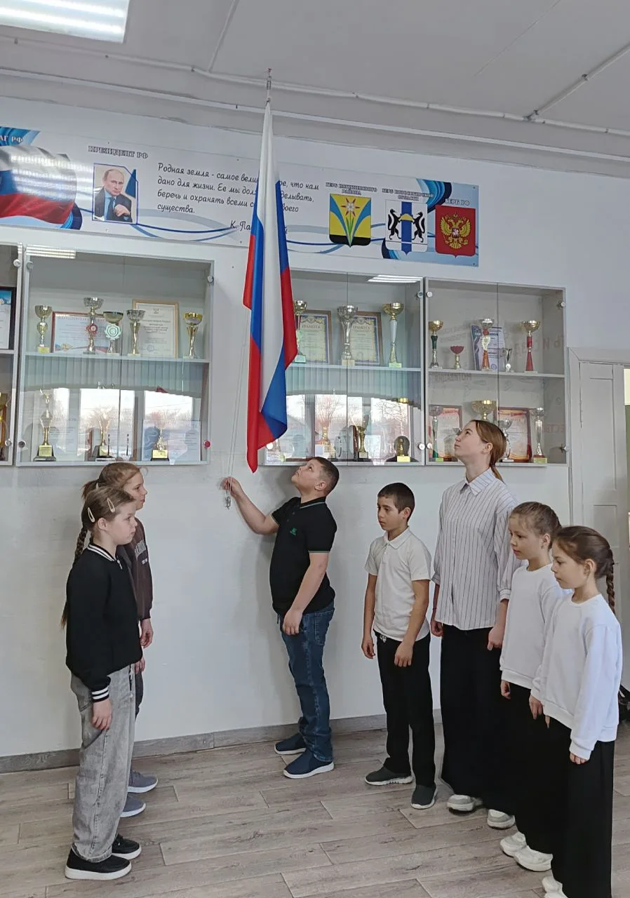 Начинаем новую четверть с поднятия Государственного флага🇷🇺  
Это почётное право предоставлено наш