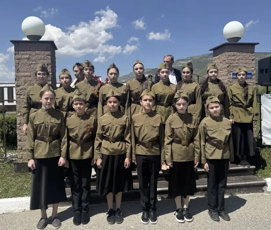 Они уходили в бессмертие, чтобы мы могли жить.
Они закрывали грудью амбразуры, чтобы мы могли дышать